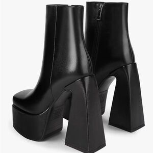 Chic Black Platform Heeled Boots